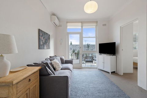 Your Stylish Balmain Retreat - Tourism Canberra 1