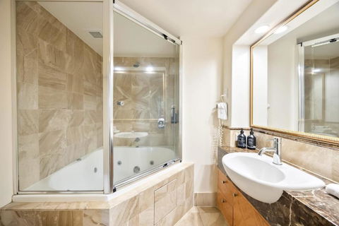 ZANZ205- Exclusive Outdoor Spa With Ocean Glimpses - Tourism Canberra 3