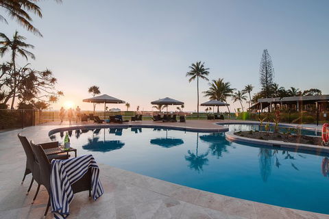 Tangalooma Island Resort Whale Watching Day Cruise With Dolphin Feeding - Tourism Canberra 4